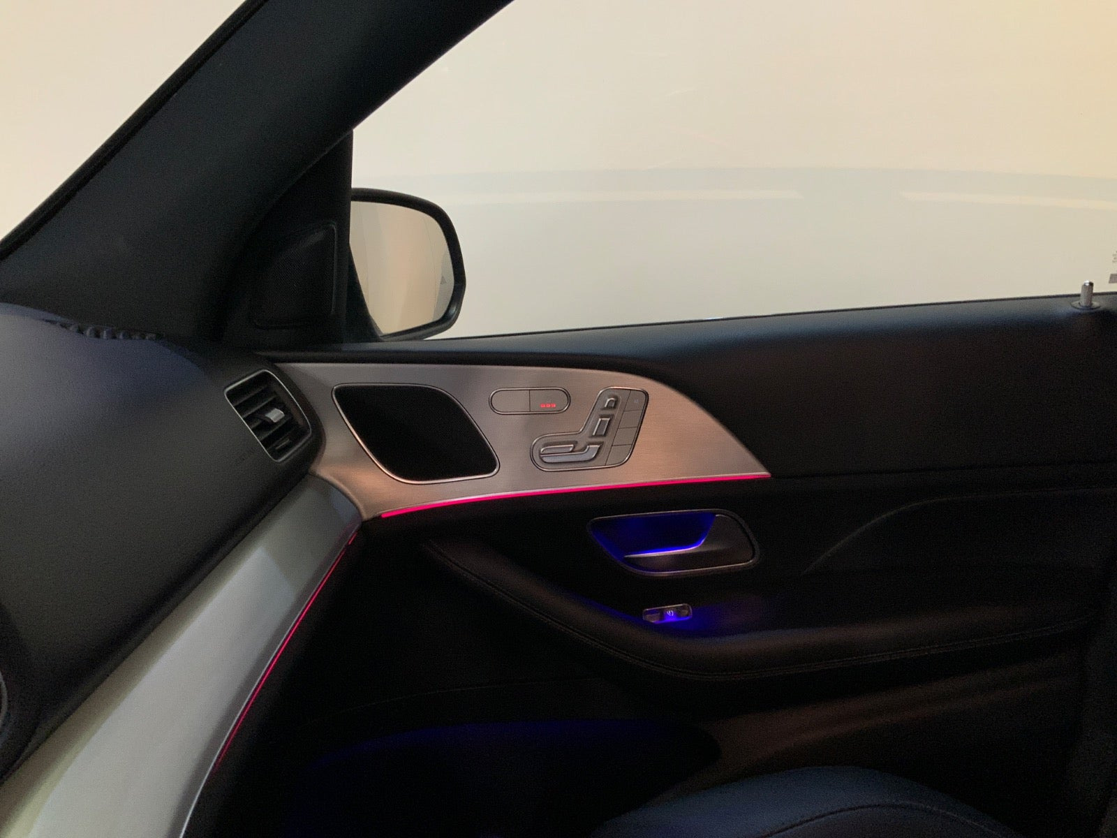 Grå Mercedes GLE400 d fra 2023