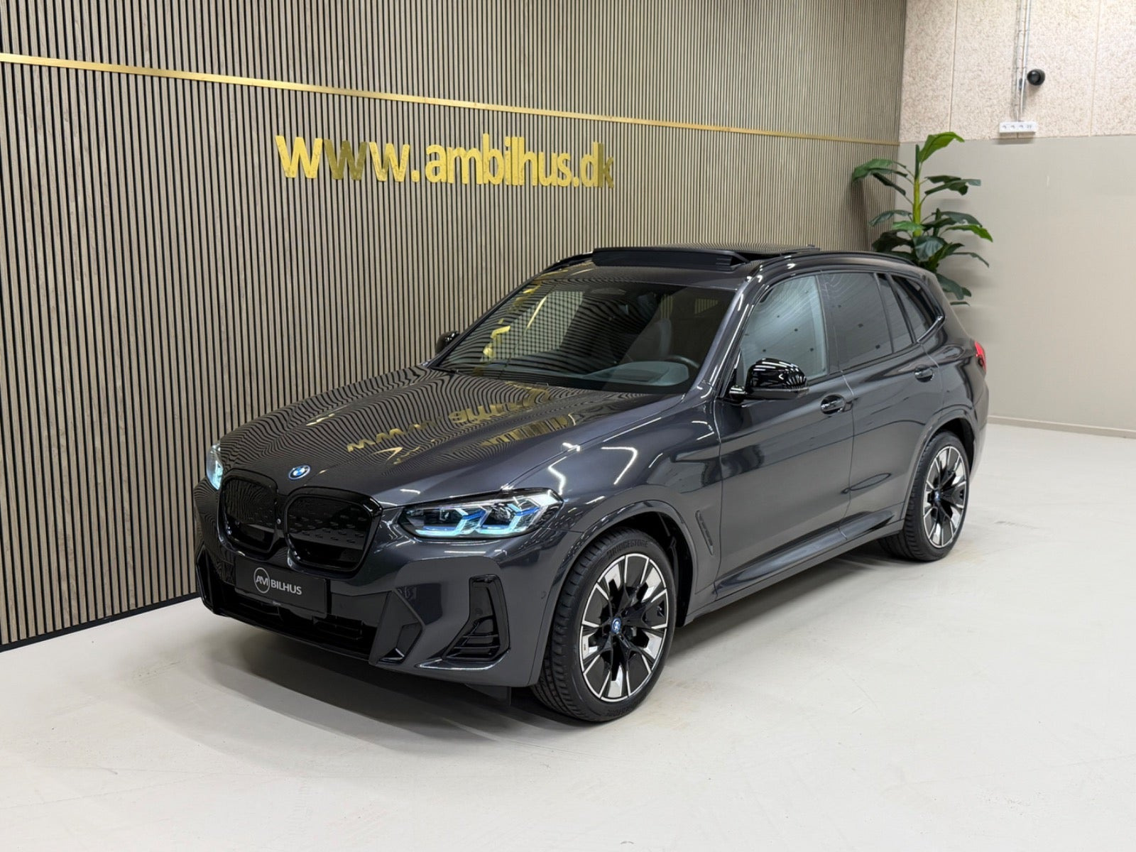 Grå BMW iX3 fra 2024