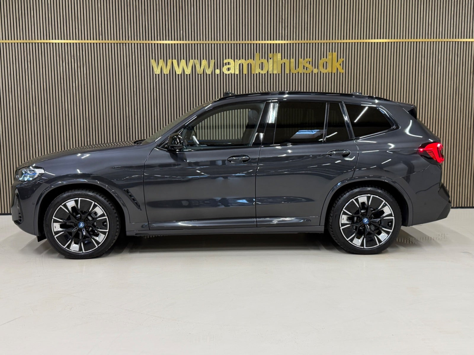 Grå BMW iX3 fra 2024