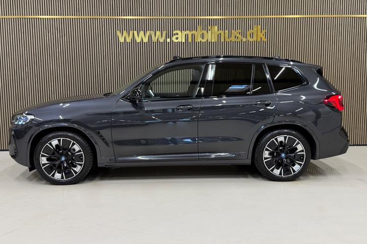 Grå BMW iX3 fra 2024