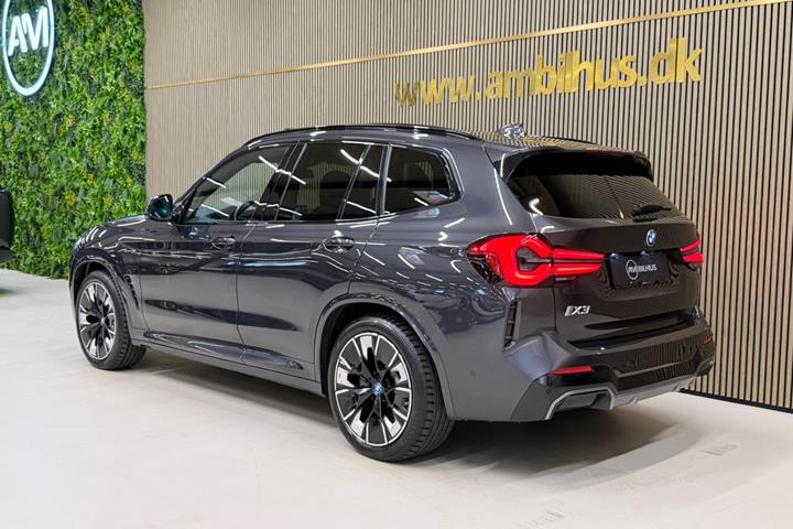 Grå BMW iX3 fra 2024