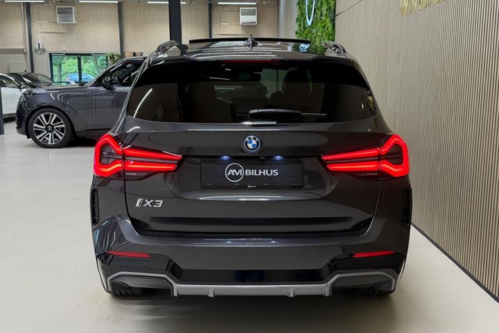 Grå BMW iX3 fra 2024