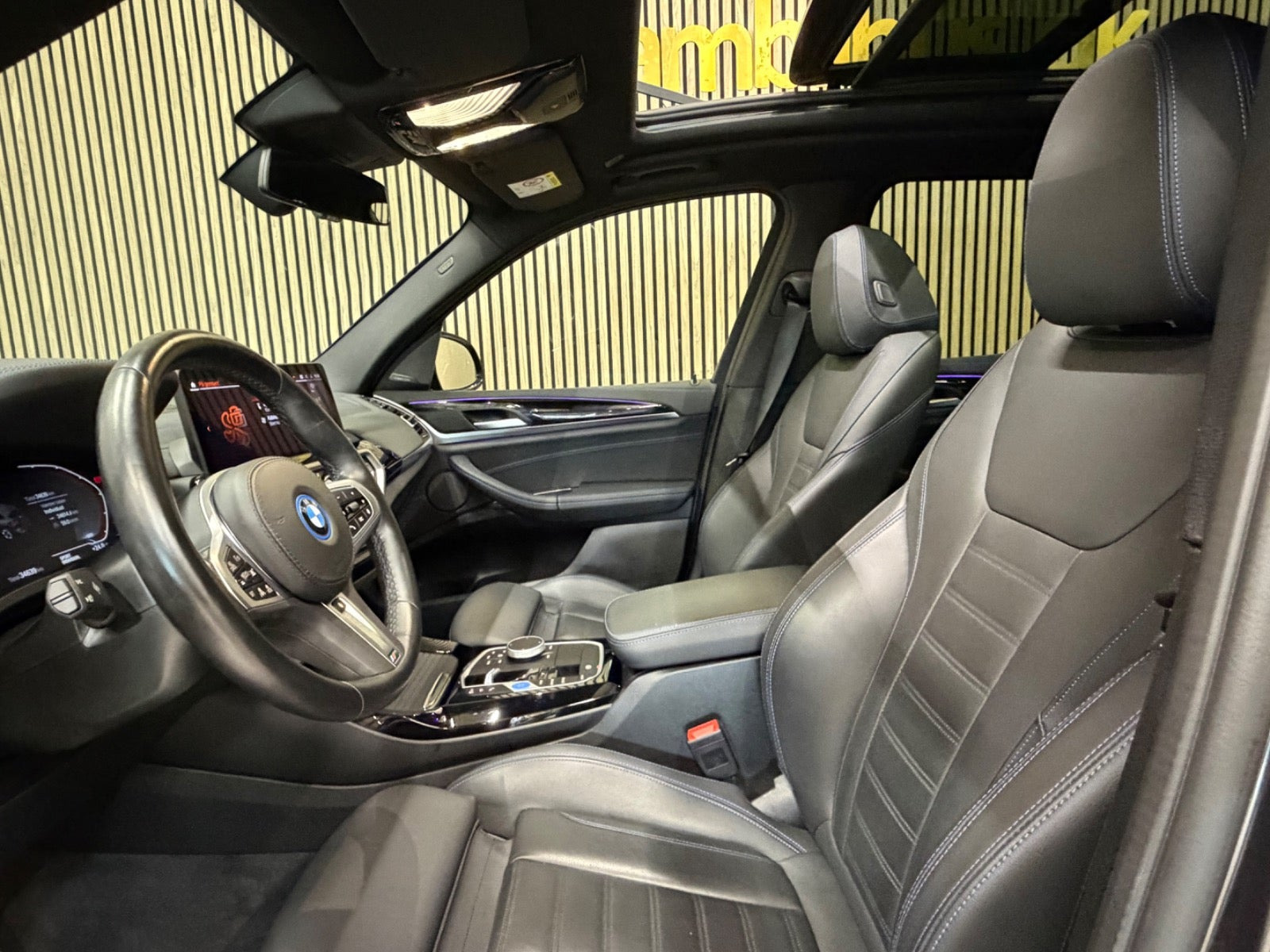 Grå BMW iX3 fra 2024