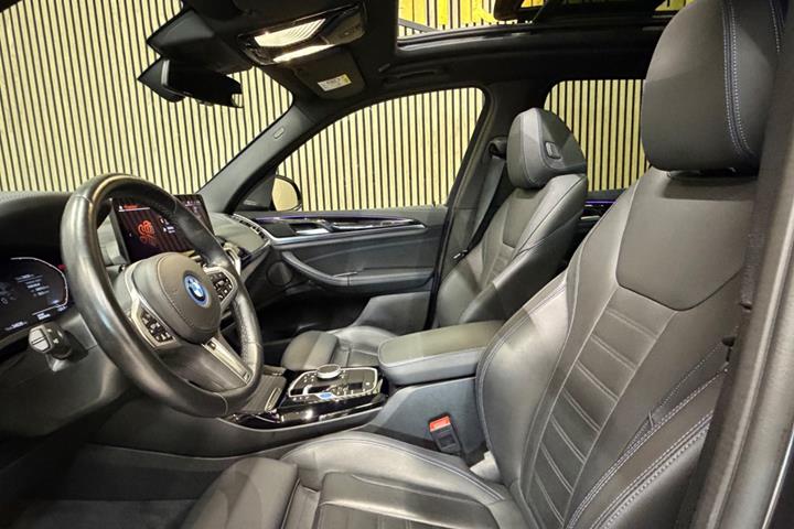 Grå BMW iX3 fra 2024