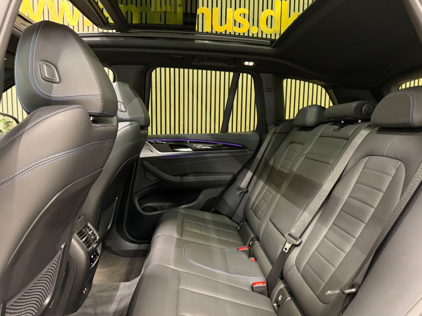 Grå BMW iX3 fra 2024