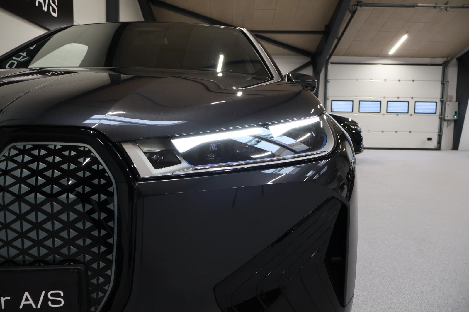 Grå BMW iX fra 2022