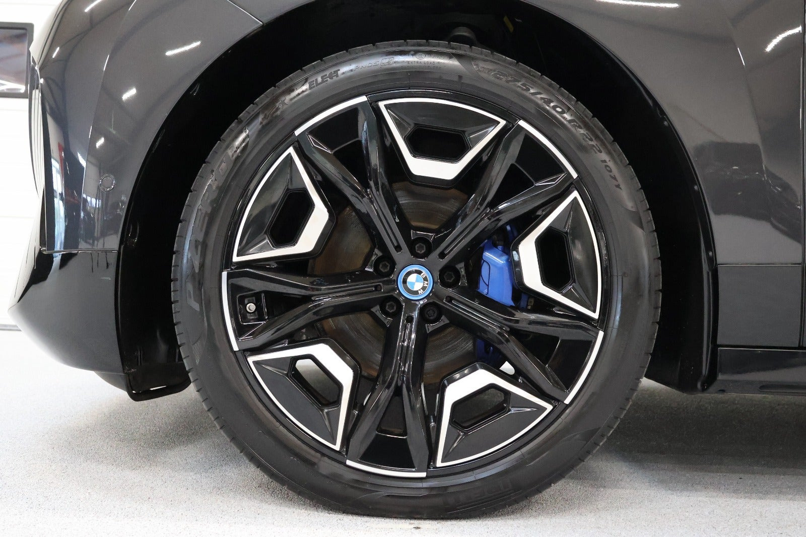 Grå BMW iX fra 2022