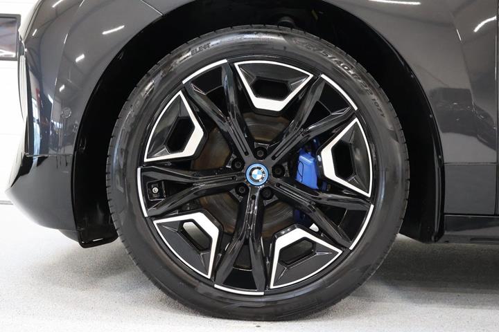 Grå BMW iX fra 2022