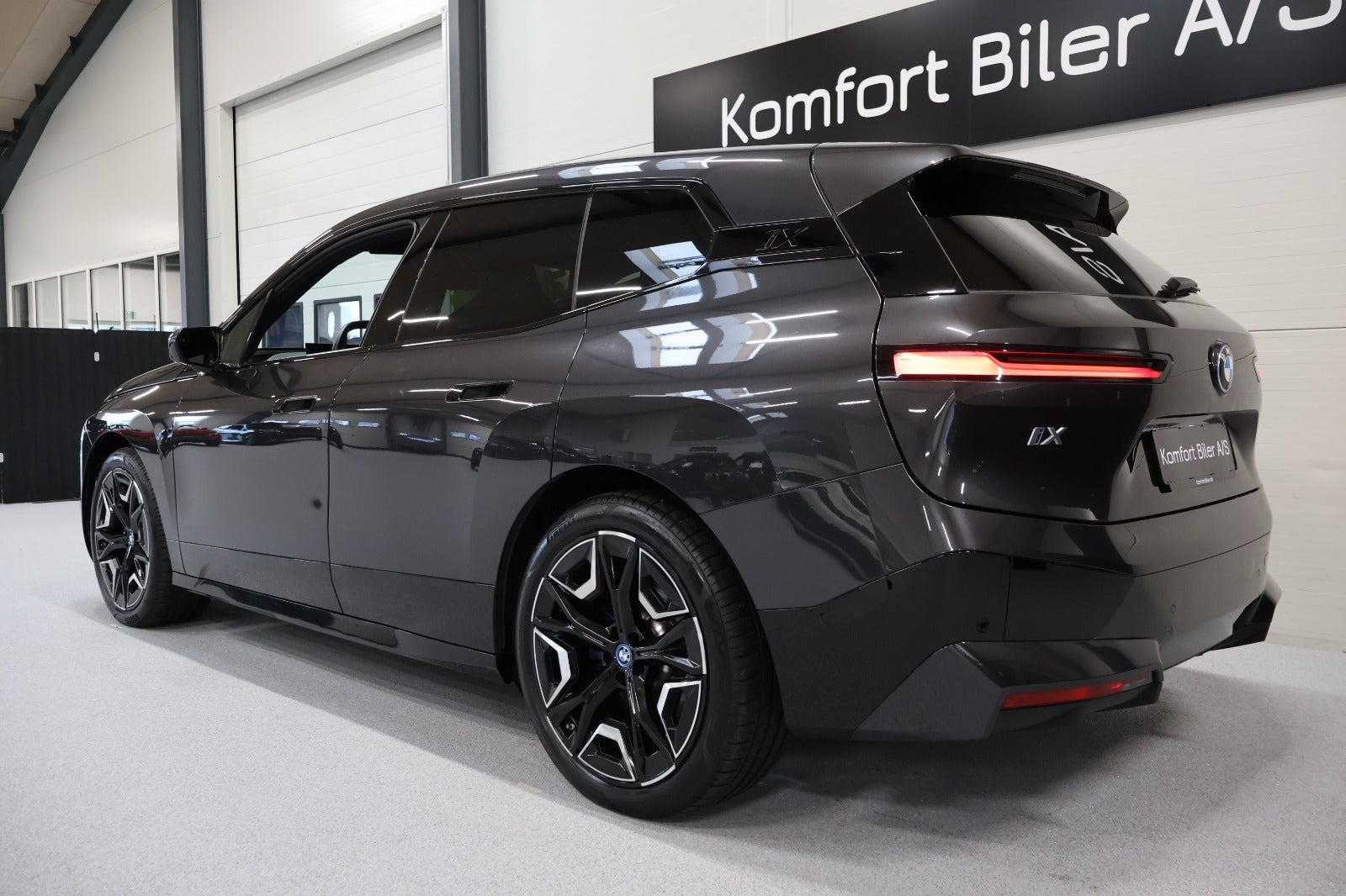 Grå BMW iX fra 2022