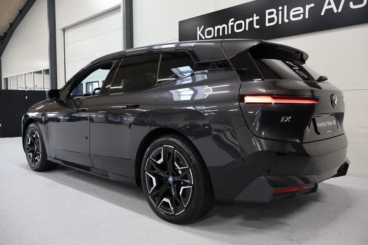 Grå BMW iX fra 2022