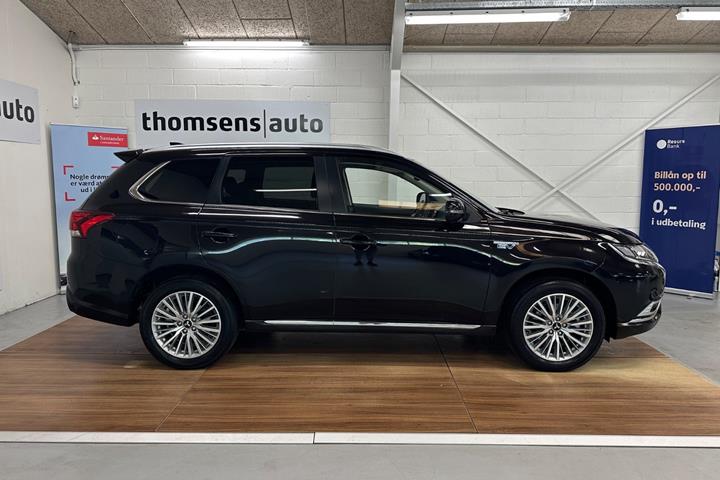 Sort Mitsubishi Outlander fra 2020