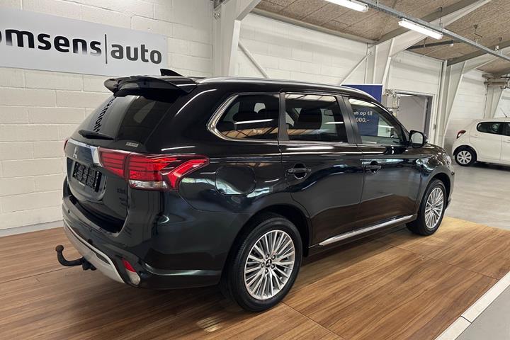 Sort Mitsubishi Outlander fra 2020
