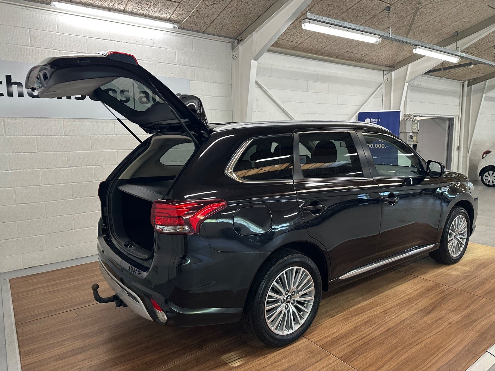 Sort Mitsubishi Outlander fra 2020