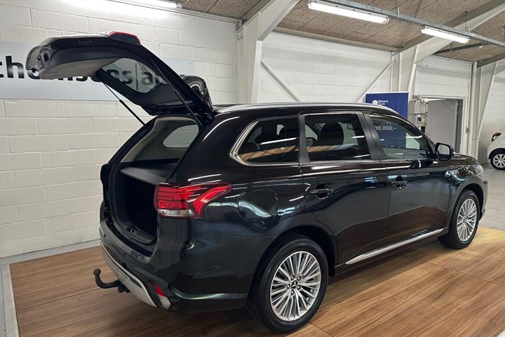 Sort Mitsubishi Outlander fra 2020