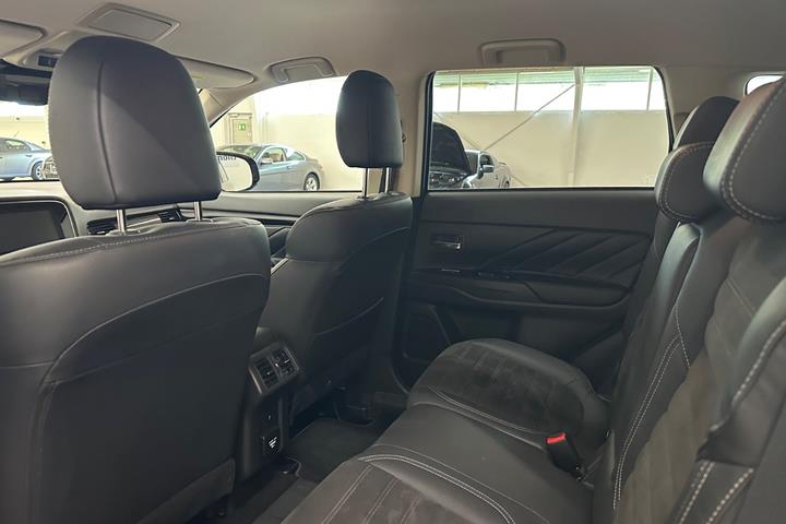 Sort Mitsubishi Outlander fra 2020