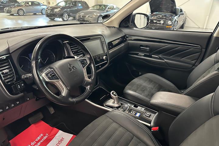 Sort Mitsubishi Outlander fra 2020