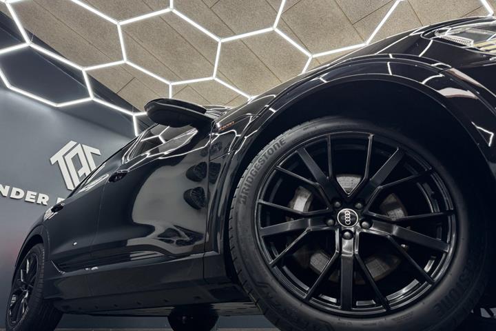 Sort Audi e-tron fra 2022