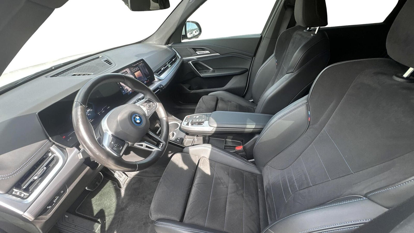 Hvid BMW iX1 fra 2024