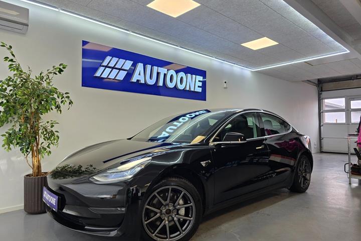 Sort Tesla Model 3 fra 2019 set udefra