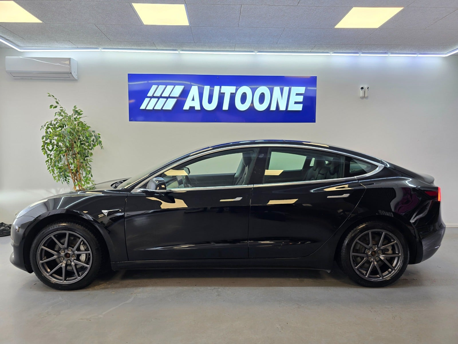 Sort Tesla Model 3 fra 2019