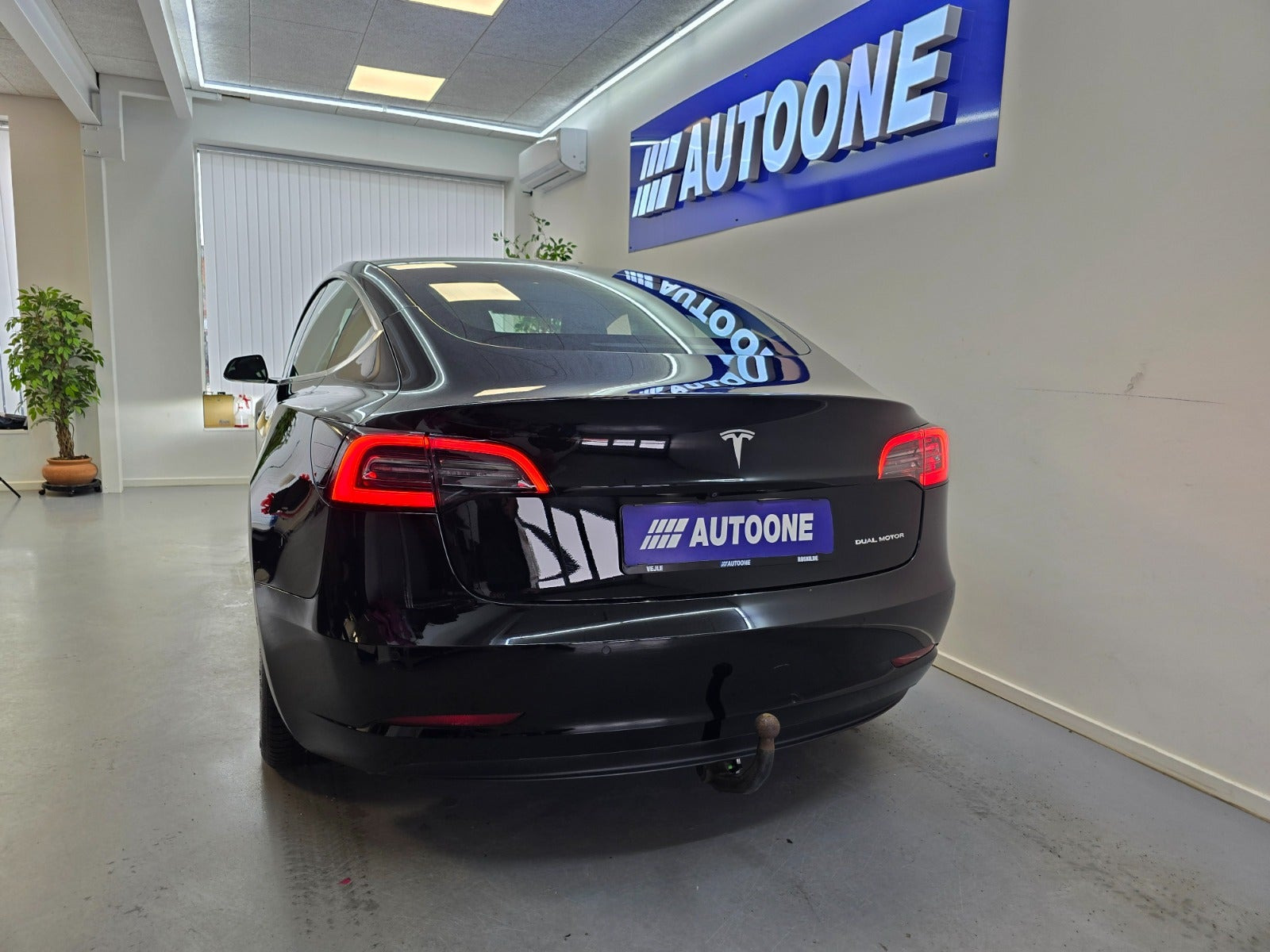 Sort Tesla Model 3 fra 2019