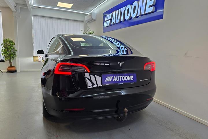 Sort Tesla Model 3 fra 2019