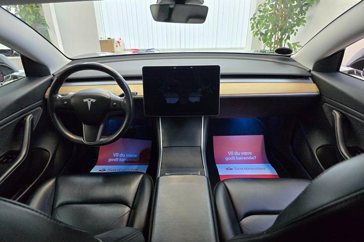 Sort Tesla Model 3 fra 2019