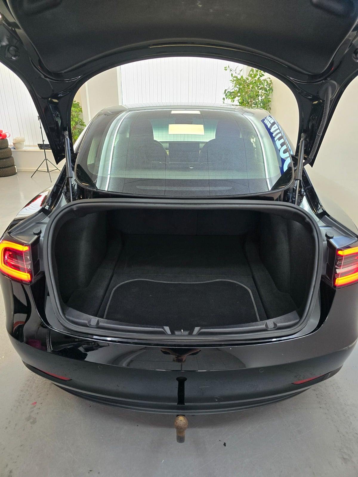 Sort Tesla Model 3 fra 2019