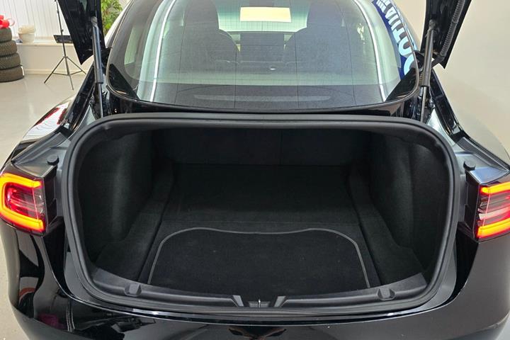 Sort Tesla Model 3 fra 2019