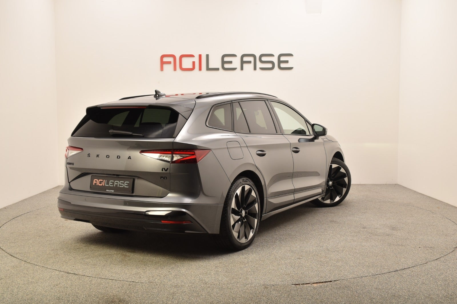 Grå Skoda Enyaq fra 2023