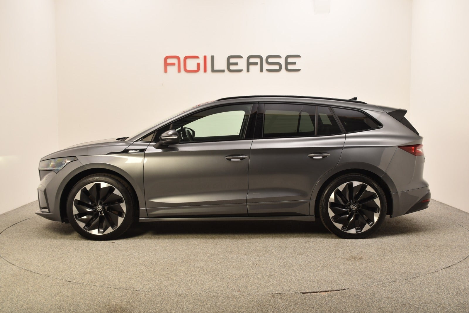 Grå Skoda Enyaq fra 2023