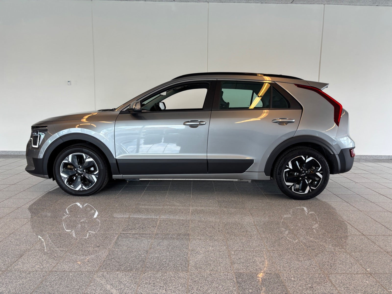 Grå Kia Niro fra 2023