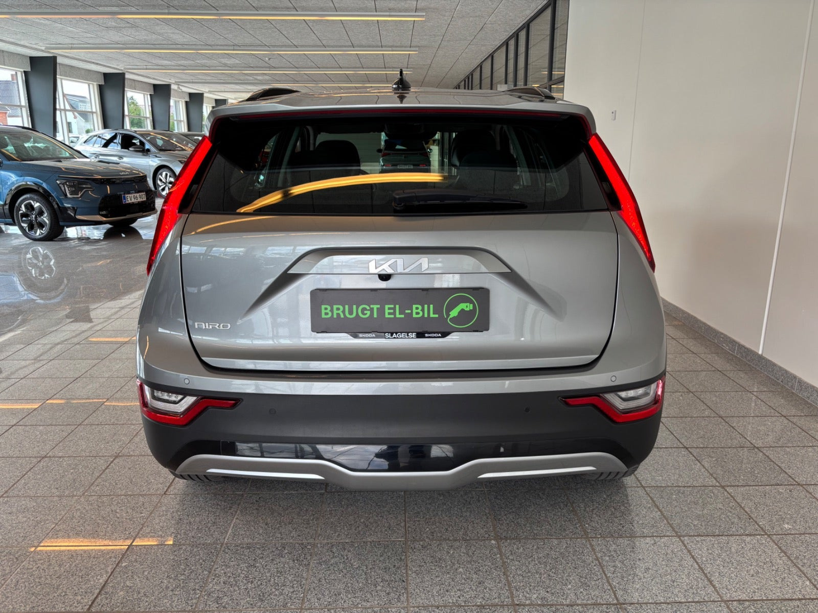 Grå Kia Niro fra 2023