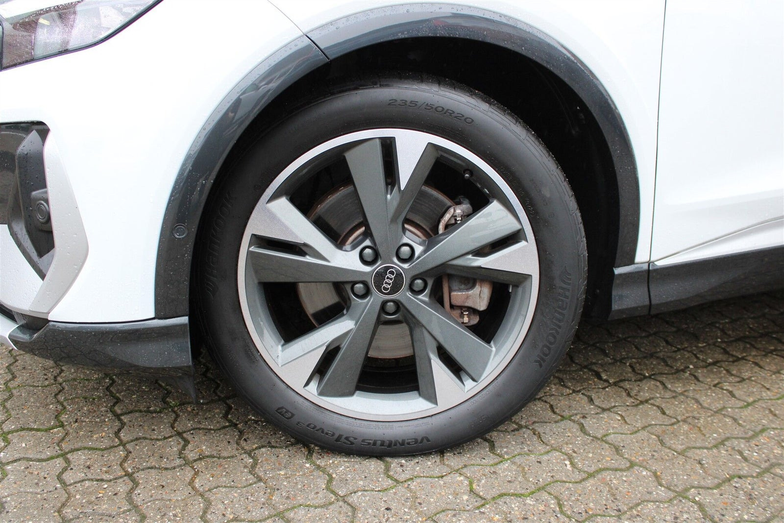 Hvid Audi Q4 e-tron fra 2022
