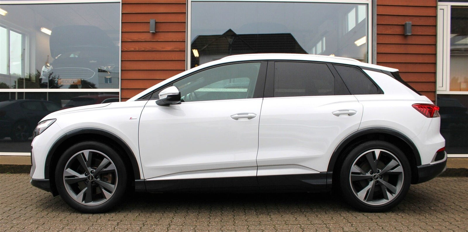 Hvid Audi Q4 e-tron fra 2022