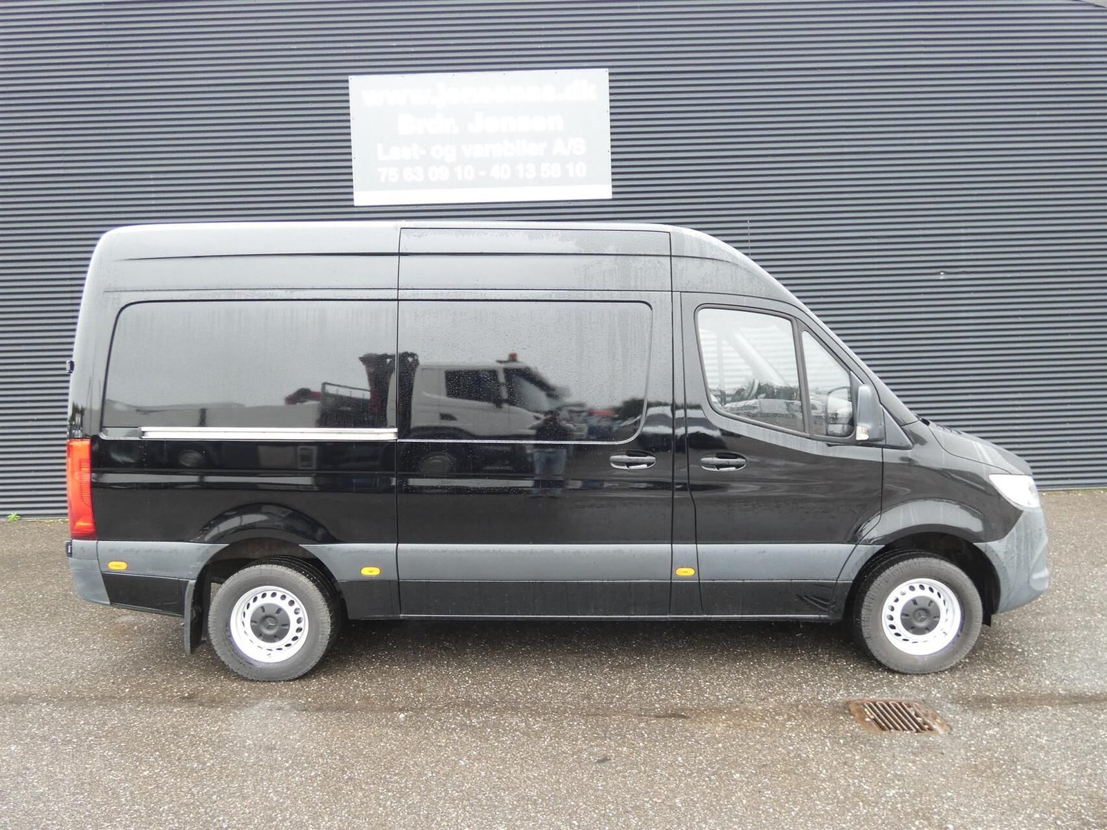 Sort Mercedes Sprinter 317 fra 2021