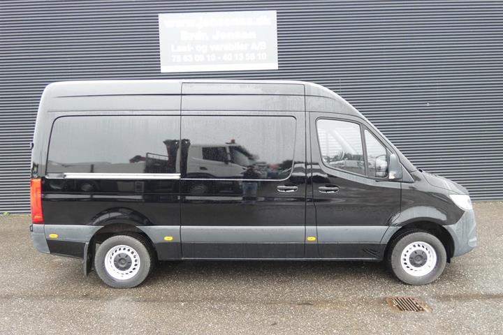 Sort Mercedes Sprinter 317 fra 2021