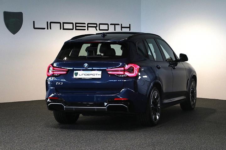 Blå BMW iX3 fra 2023