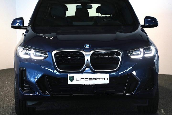 Blå BMW iX3 fra 2023