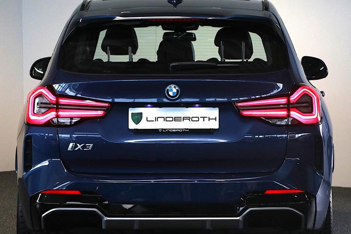 Blå BMW iX3 fra 2023