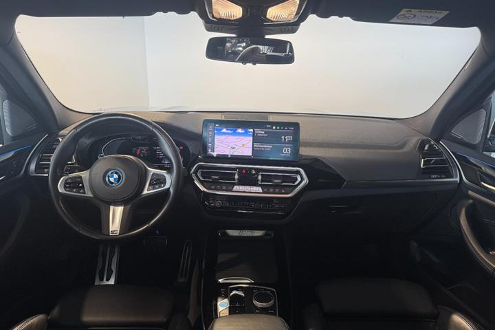 Blå BMW iX3 fra 2023