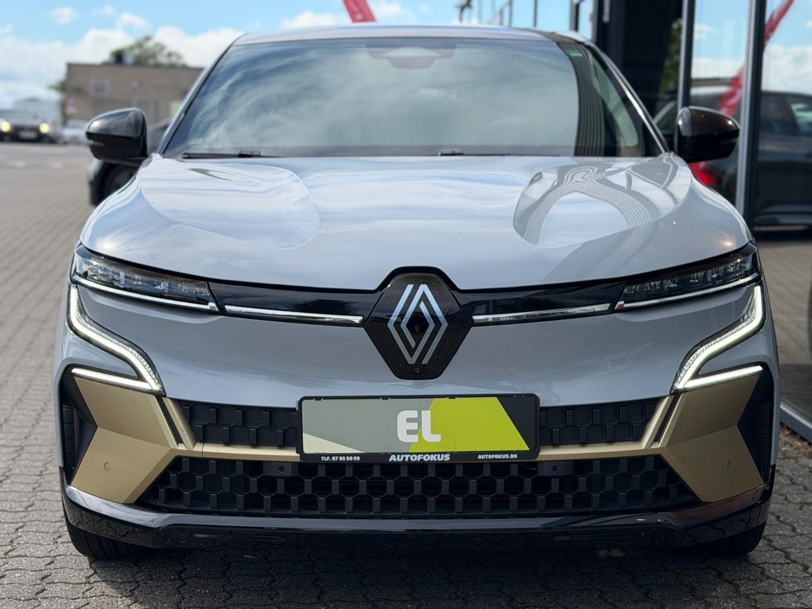 Grå Renault Megane E-Tech fra 2023