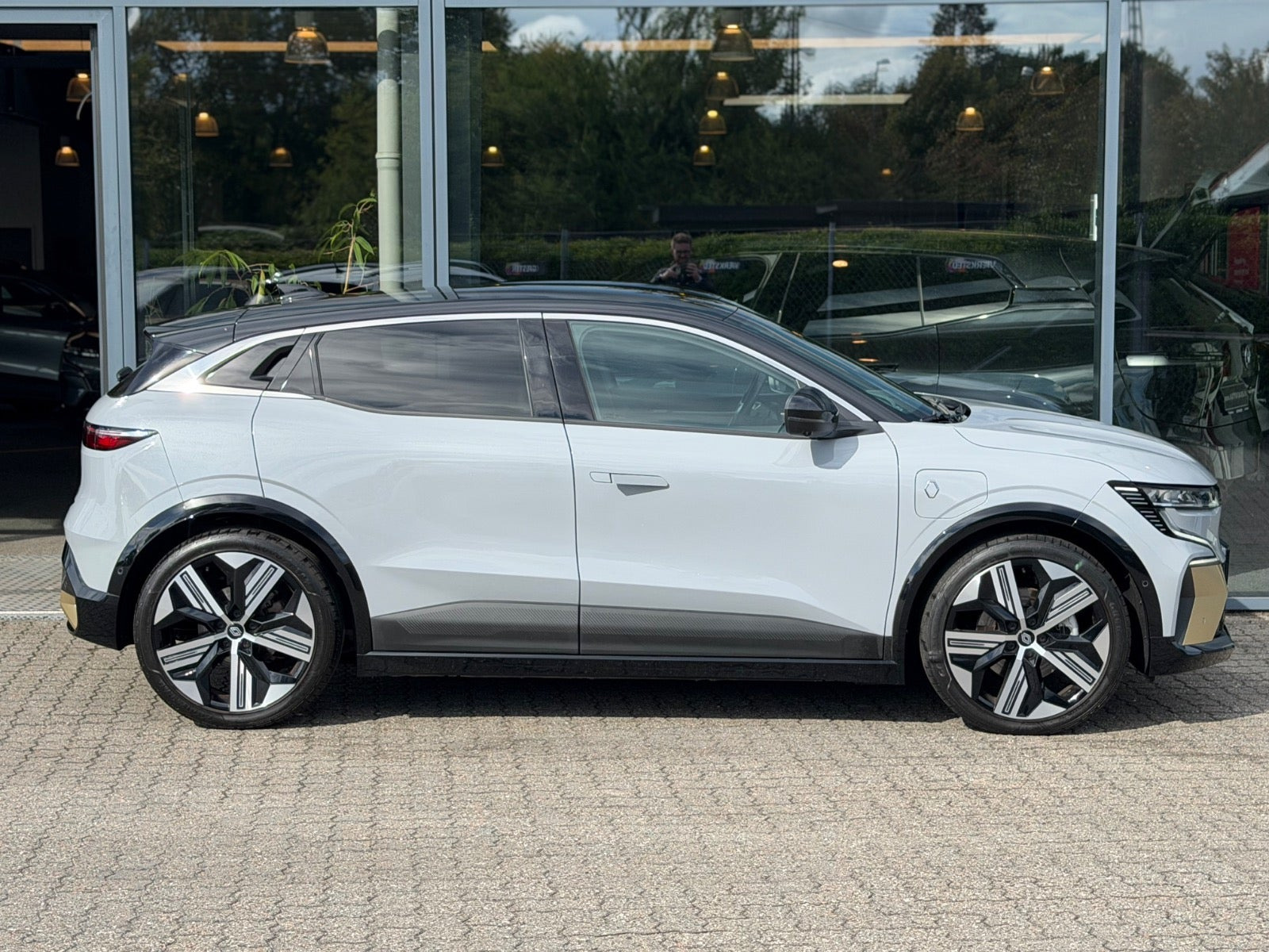 Grå Renault Megane E-Tech fra 2023