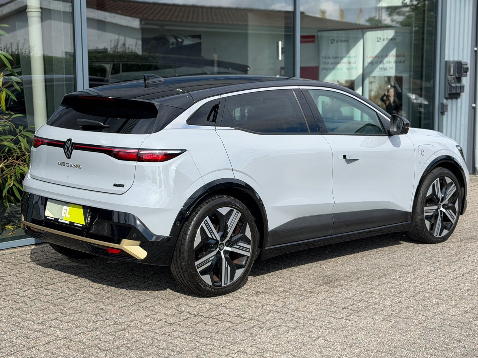 Grå Renault Megane E-Tech fra 2023