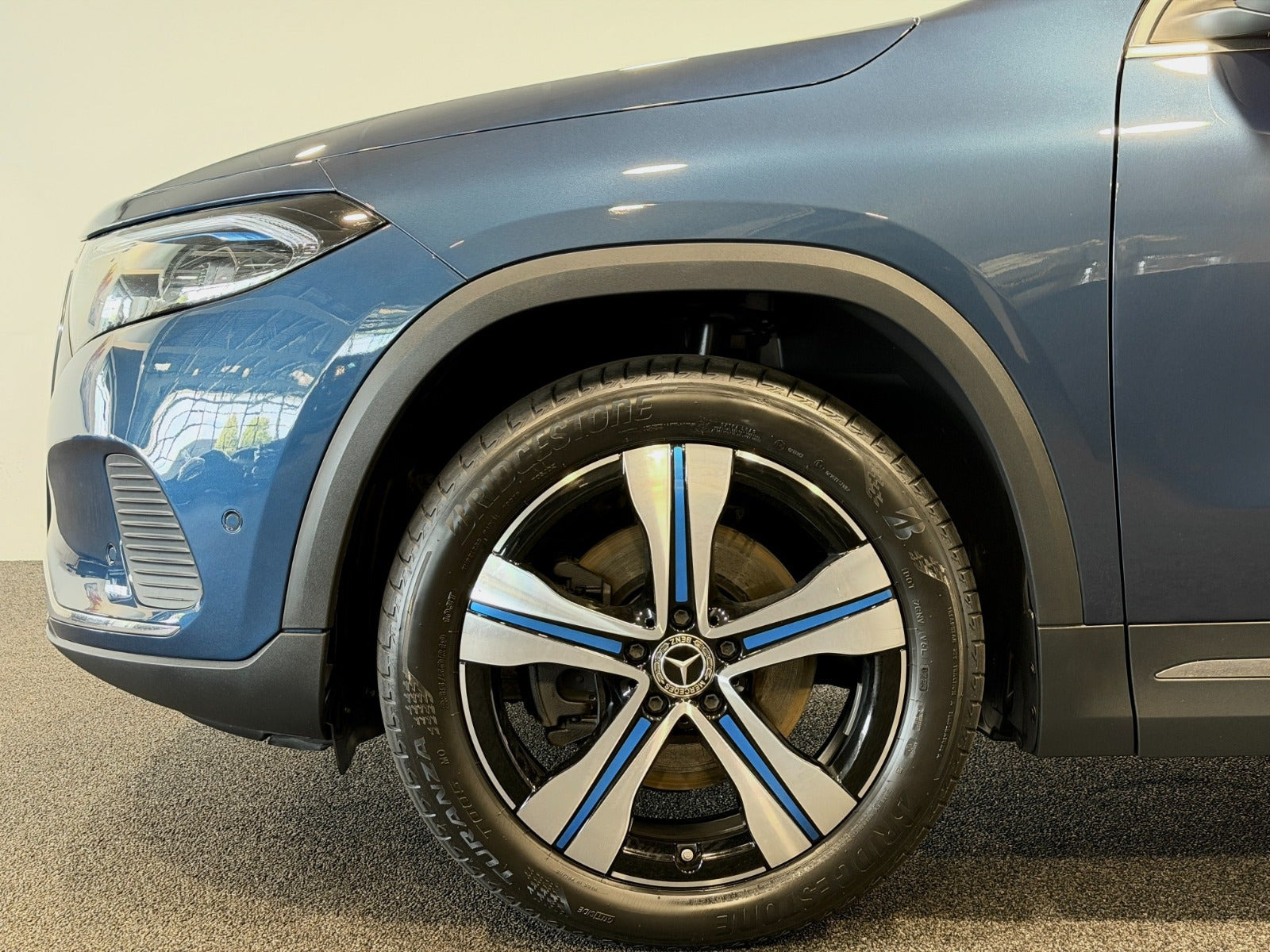 Blå Mercedes EQA250+ fra 2023