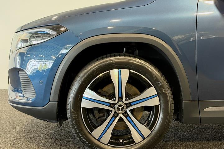 Blå Mercedes EQA250+ fra 2023