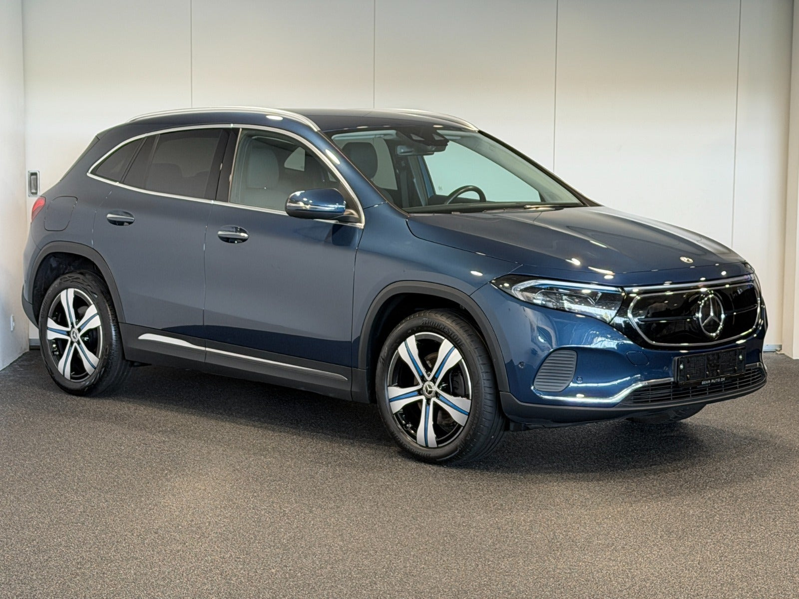 Blå Mercedes EQA250+ fra 2023