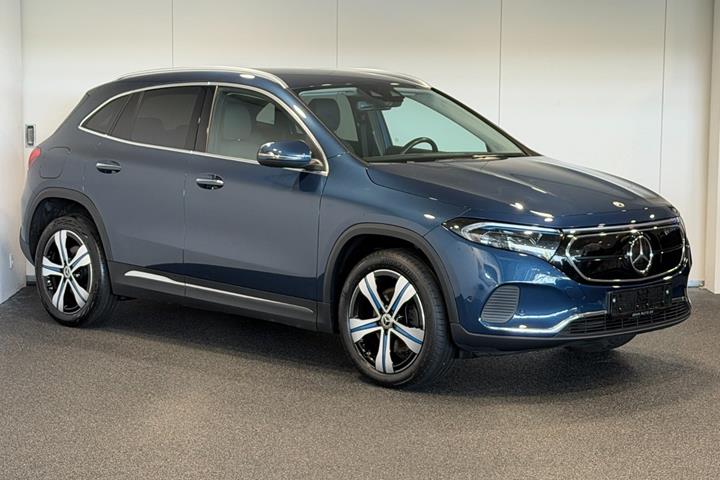 Blå Mercedes EQA250+ fra 2023