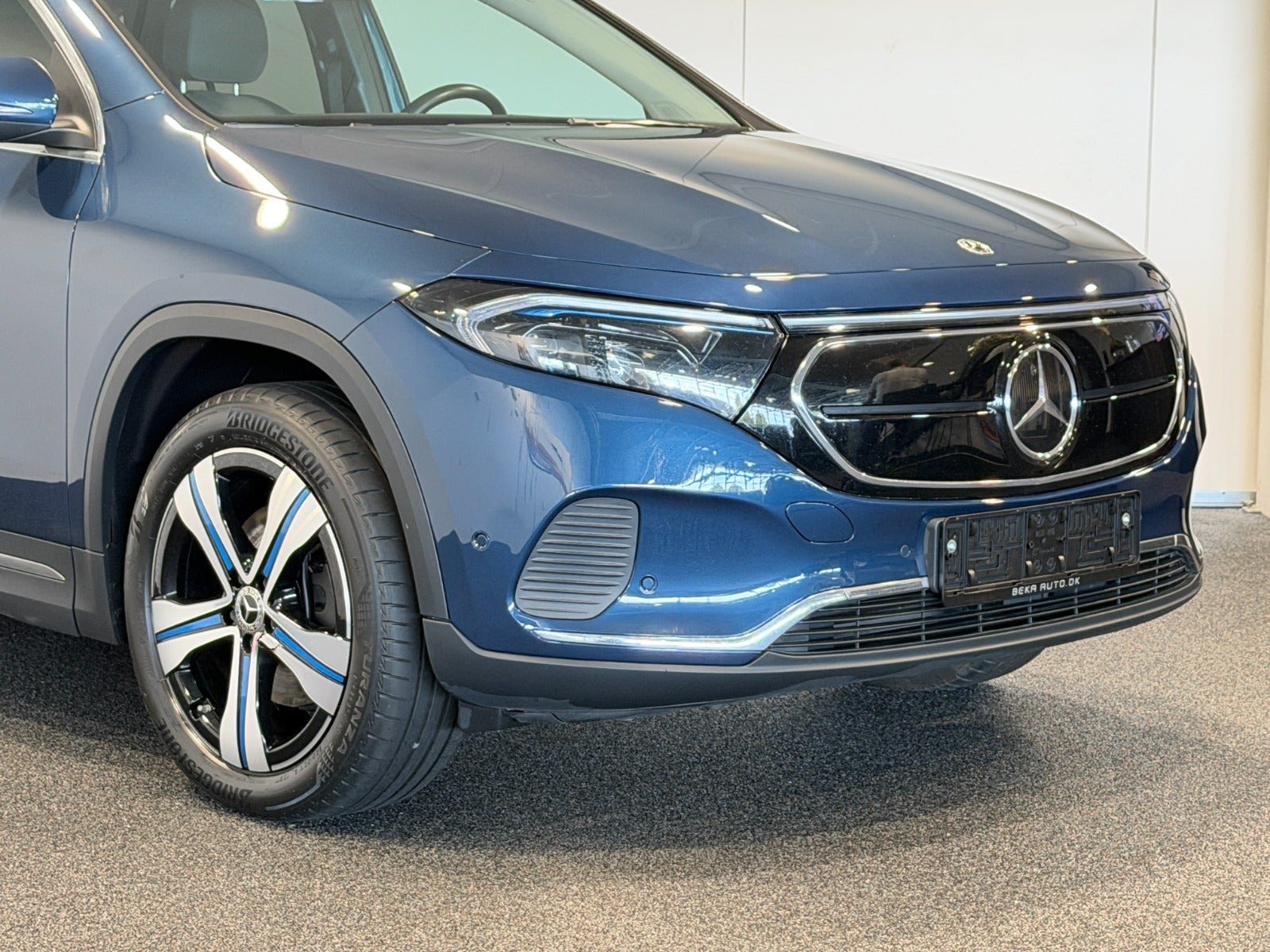 Blå Mercedes EQA250+ fra 2023