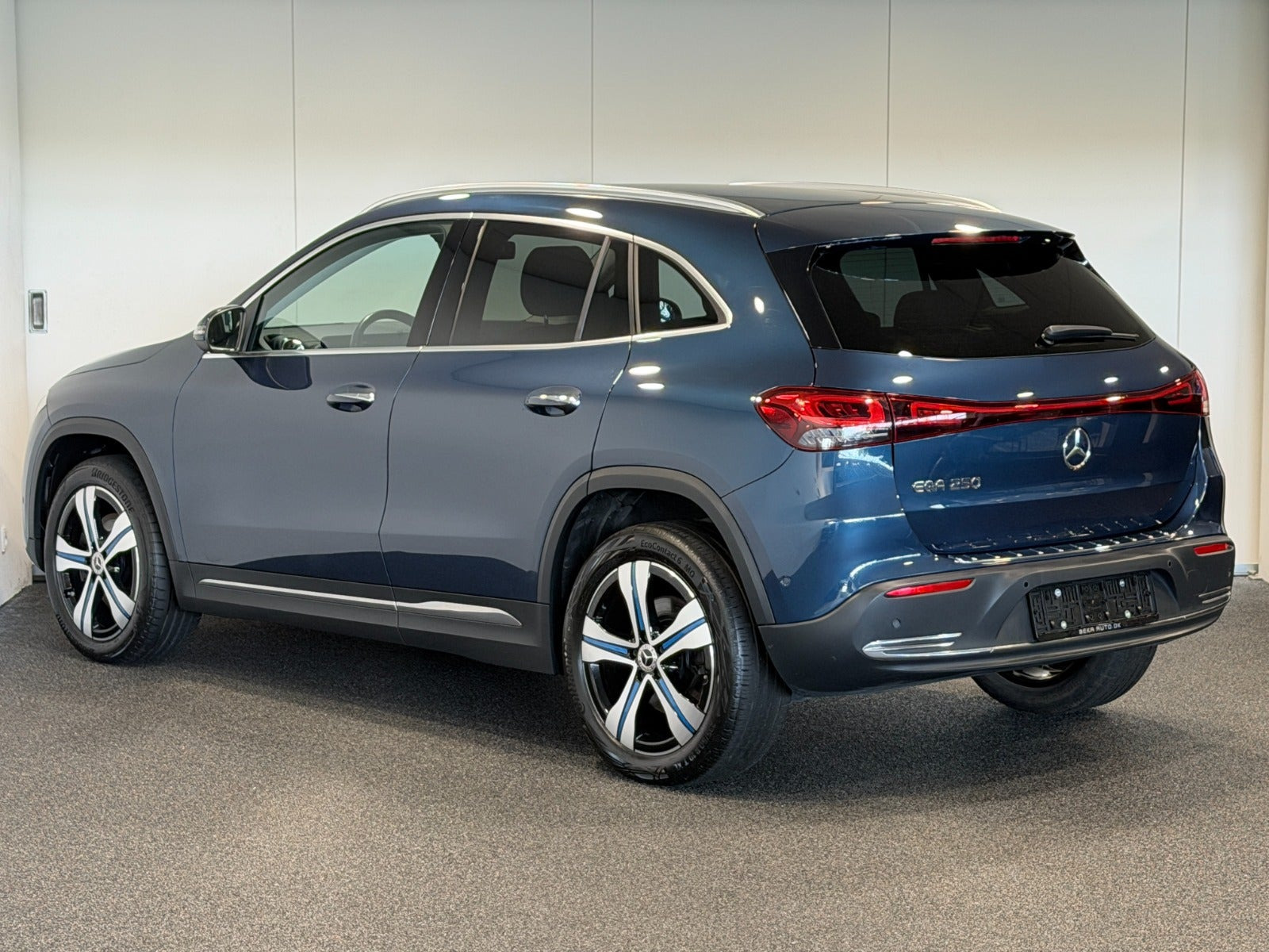 Blå Mercedes EQA250+ fra 2023